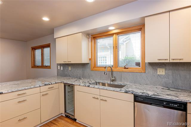 Building Photo - 541 Monroe St