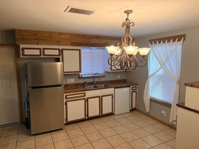 Building Photo - 663 Duke Ave