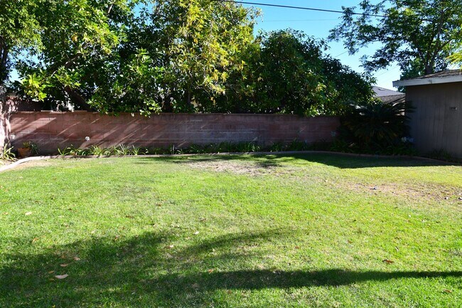 Building Photo - 1210 E Oakmont Ave