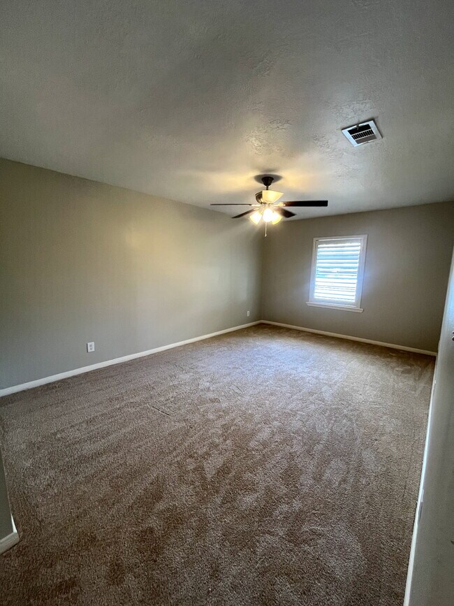 Building Photo - 9613 Westview Dr