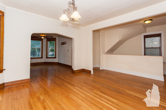 Building Photo - 2108 W Addison-1