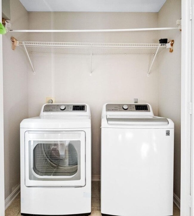 Building Photo - Beautiful 3 level garage townhome