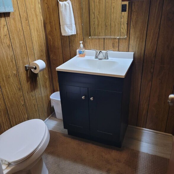 Building Photo - 609 1/2 W. Burney St