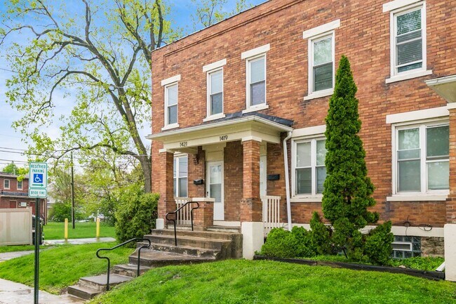 Building Photo - Fully renovated...extra half bath...laundr...