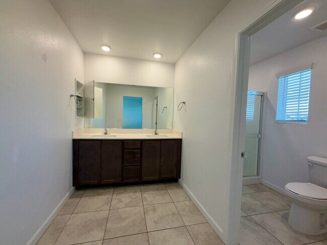 Building Photo - 3 BED 2.5 BATH 2 CAR GARAGE TOWNHOUSE IN CADENCE HENDERSON WITH LOFT