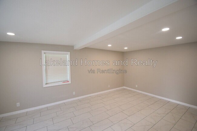 Building Photo - 527 Garden Dr N