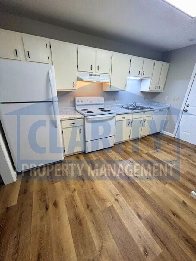 Building Photo - 3014/3016 Blue Springs Rd