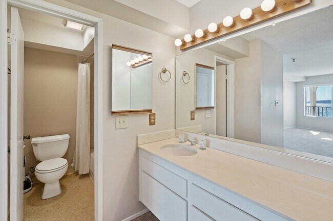 Building Photo - 565 Esplanade