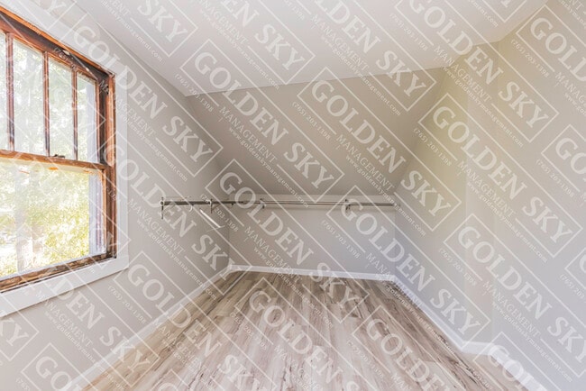 Building Photo - 806 W 7th St