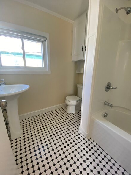 Building Photo - 15 Weston St