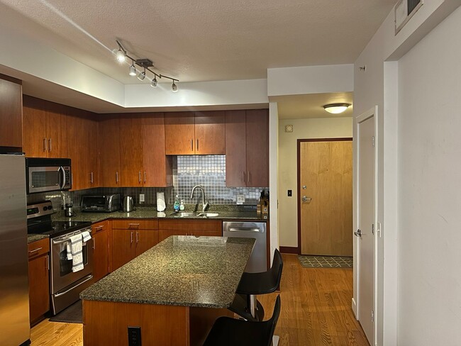 Building Photo - Modern 1 BR, 1BA Condo in Mount Vernon Squ...