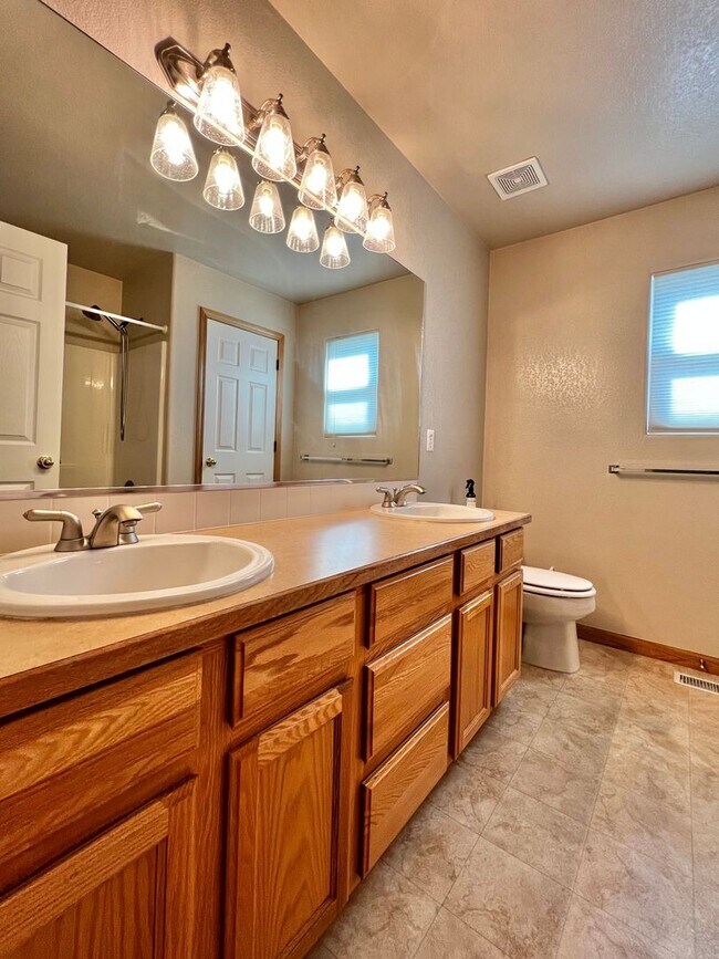Building Photo - Charming 3-Bedroom Windsor Home: Comfort, Style, and Convenience Await!