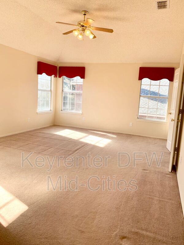 Building Photo - 2320 Kittyhawk Dr