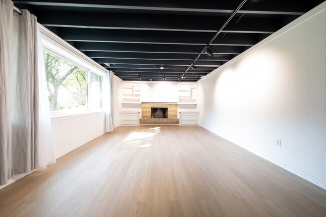 Building Photo - 9424 Thomas Rd