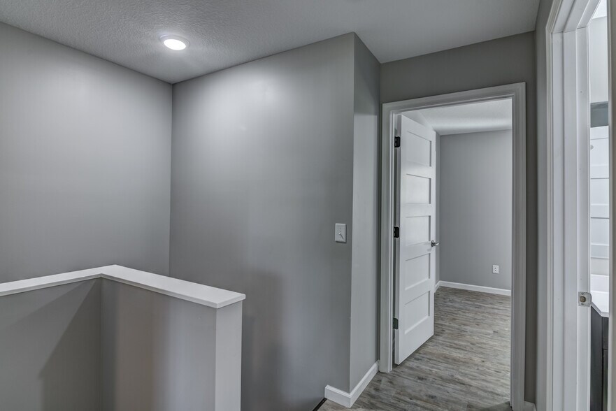 Building Photo - 302 12th Ave W