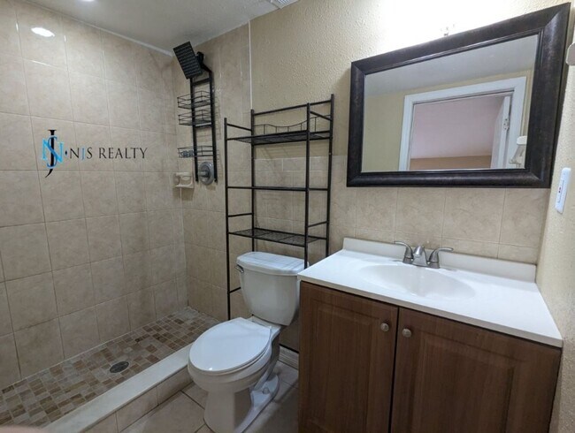 Building Photo - Beautiful 2/2/1 1600 Sq. Ft. with BONUS RO...