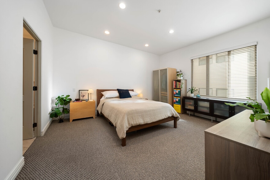 Primary Bedroom - 10913 Whipple St