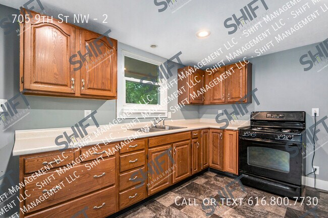 Building Photo - 705 9th St NW