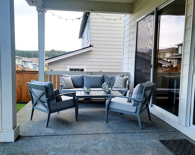 Building Photo - Spacious, Modern and Immaculate 4 bedroom, Convenient Location in Poulsbo