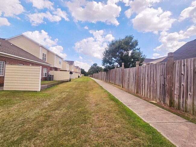 Building Photo - Townhouse  At West Park Place