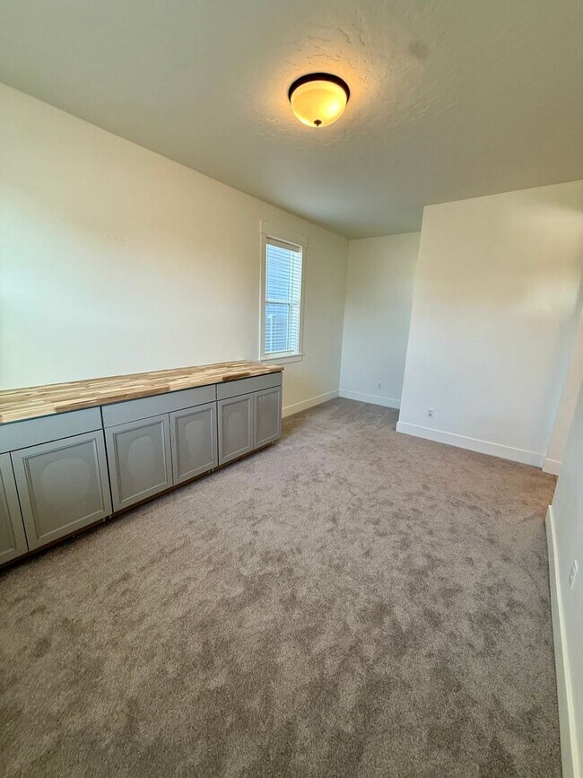 Building Photo - Welcome to this stunning newer home located in the vibrant city of Nampa, ID