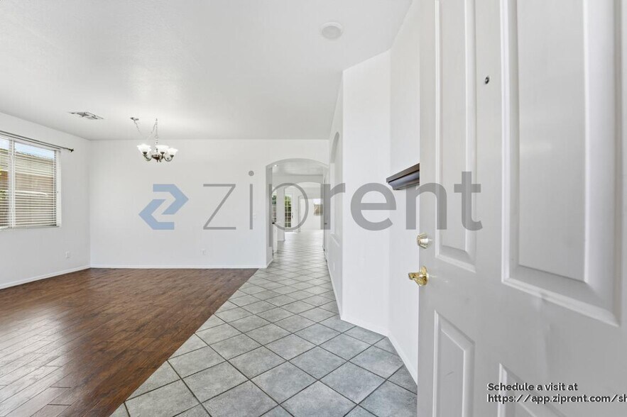 Building Photo - 2131 E Bellerive Pl