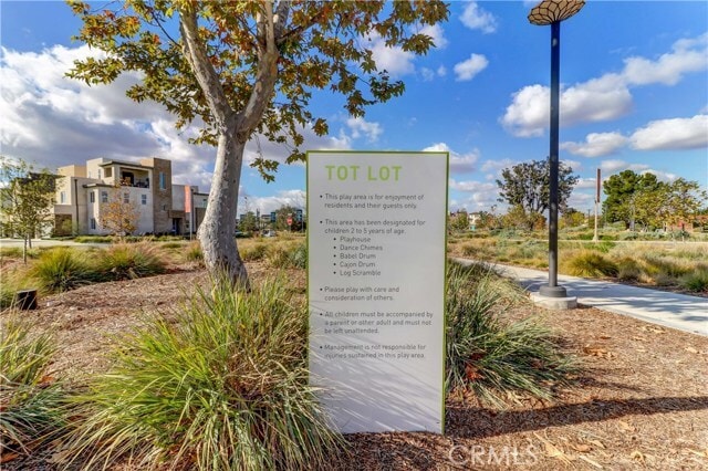 Building Photo - 130 Spectacle