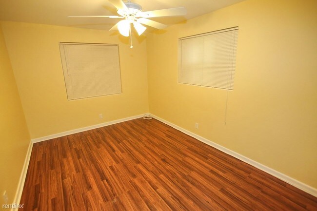 Building Photo - 2 br, 1 bath House - 114 S C Street