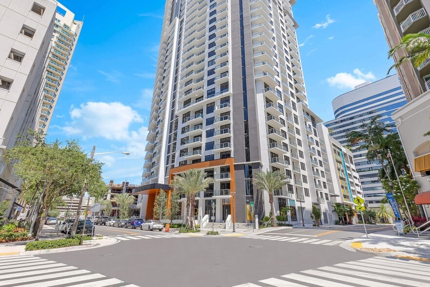 Building Photo - The Registry Las Olas