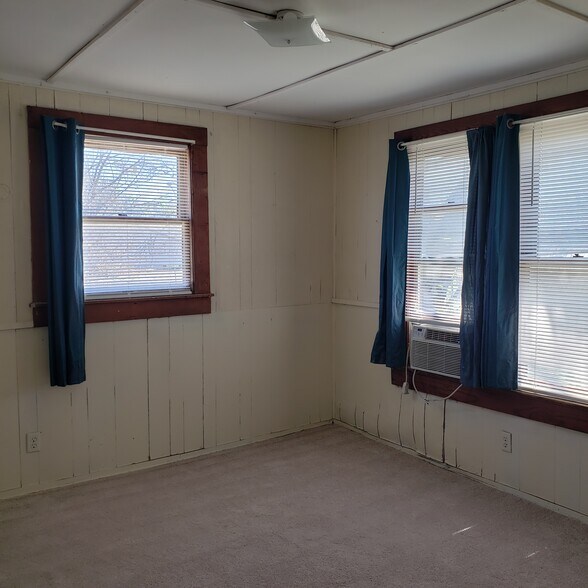 Building Photo - 715 N Main St