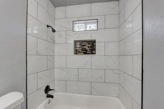Building Photo - This Cute and Cozy 4 Bed, 2 Bath Home is Available now!!