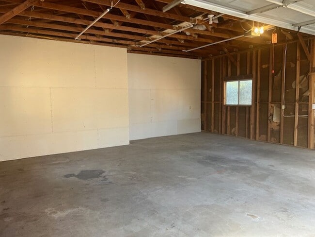 Building Photo - Modern Auburn Retreat—Fully Renovated 3BR ...
