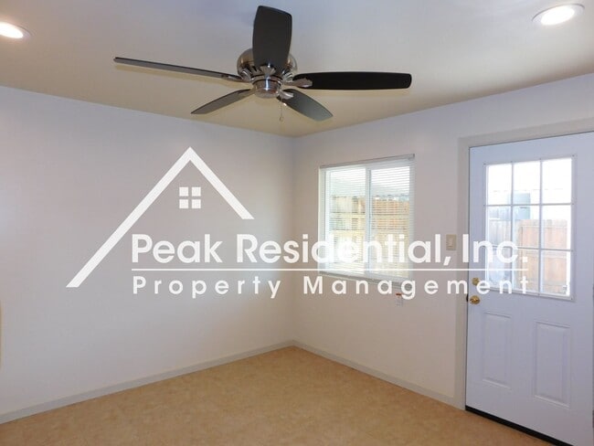 Building Photo - Nice 2bd/1ba Carmichael Duplex with 1 Car Garage