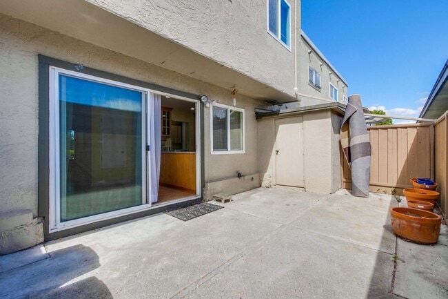 Building Photo - Beautiful 4 Bed 2.5 Bath Town Home in Fremont Northgate Area !