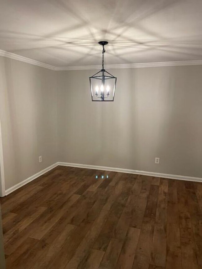 Building Photo - Spacious Condo in Prime Sandy Springs Location – Gated Community with Pool!