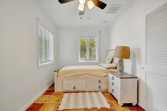 Building Photo - ALL THE CHARM! - Siesta Key 1+ acre on the Bay - 3 bed/ 2 bath pool home