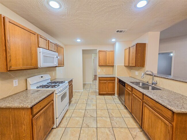 Building Photo - 16131 Taloncrest Dr