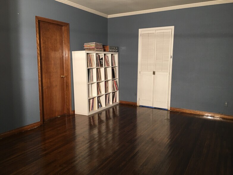 Primary Photo - 2526 University Ave NE