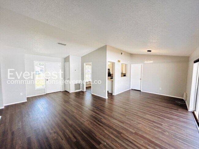 Building Photo - 3 Bed, 2 Bath Home with Fenced Yard / Pet-Friendly / Vouchers Accepted / Available Now!