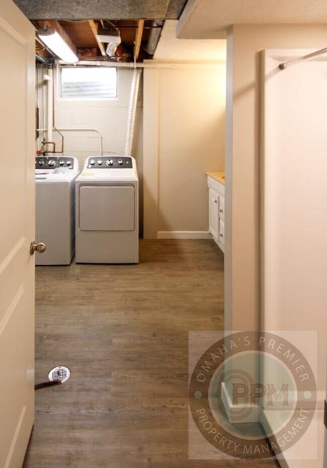 Building Photo - Millard 3 bed 3 bath with Park Access!