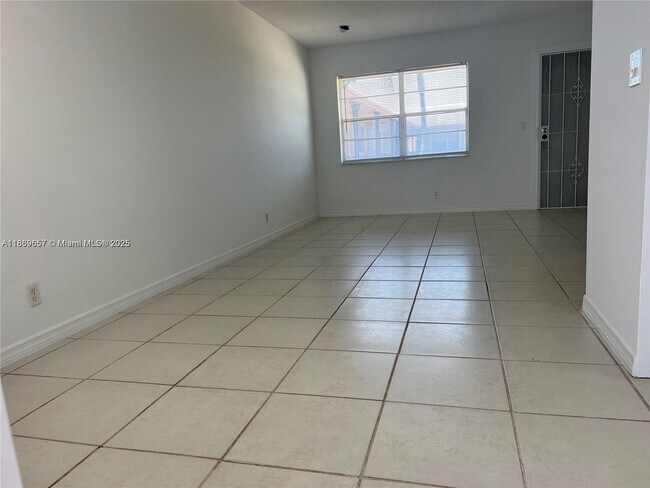 Building Photo - 5300 Hollywood Blvd