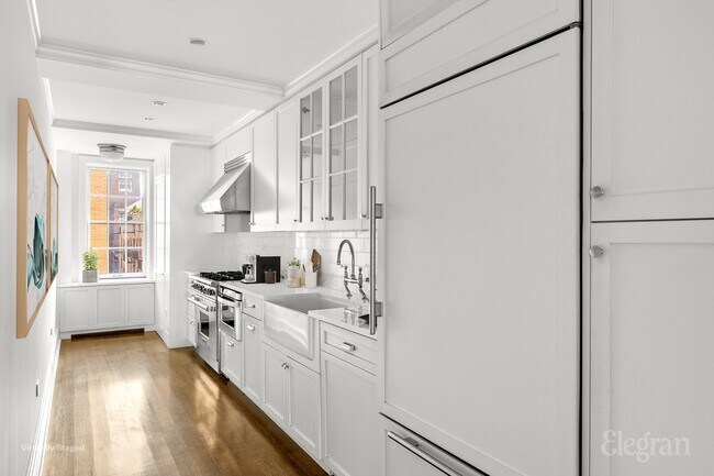 Building Photo - 28 E 10th St