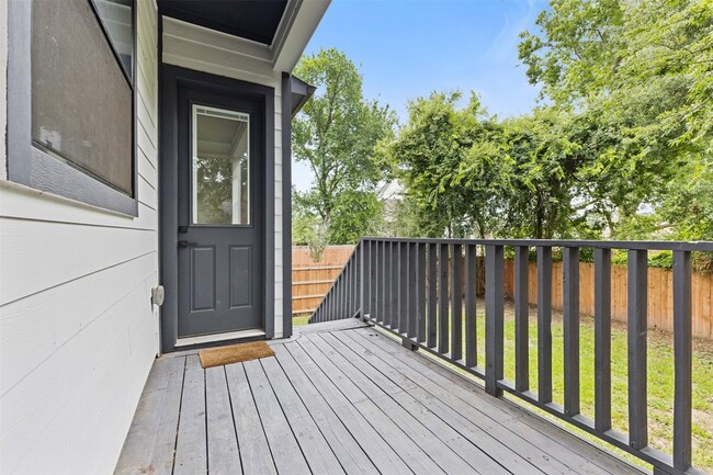 Building Photo - 806 E 39th St