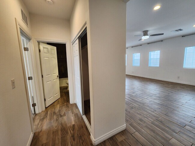 Building Photo - Single Story with Casita