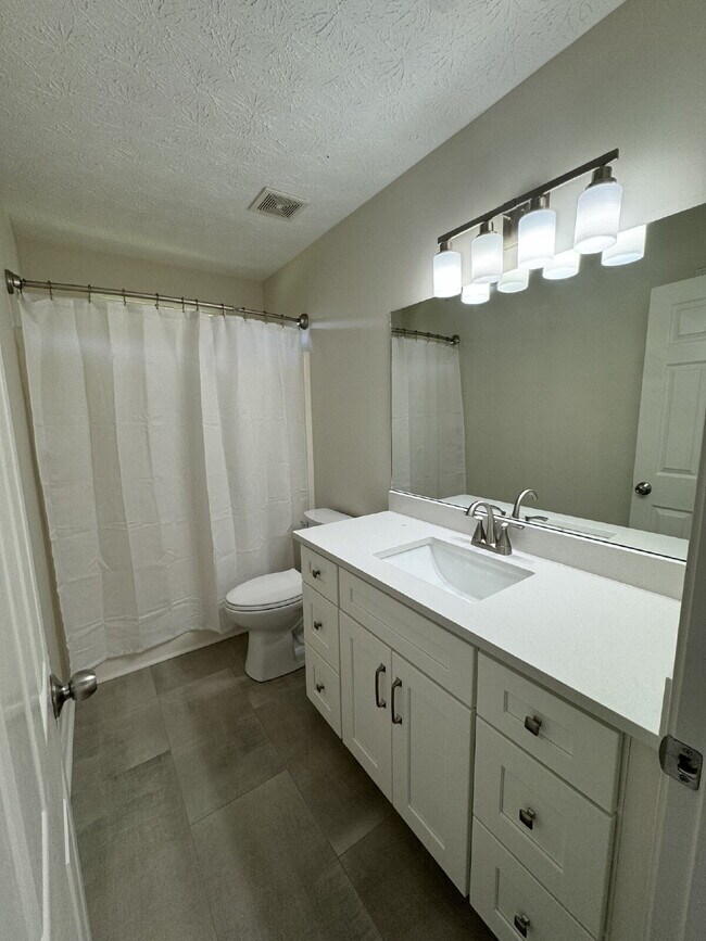 Building Photo - Stunning Move-In Ready Home in Hendersonville – Minutes from Old Hickory Lake!