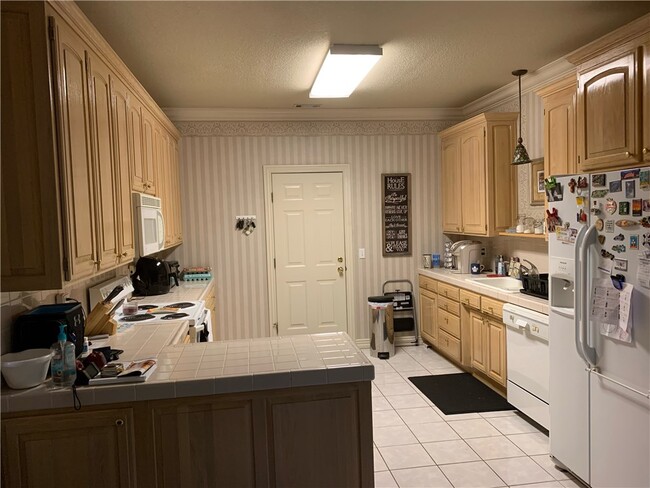 Building Photo - 746 Larkspur Ln