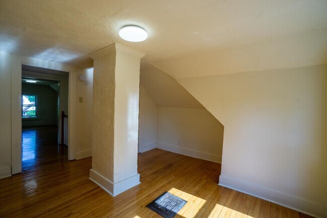 Building Photo - Newly renovated 3 bedroom apartment close ...