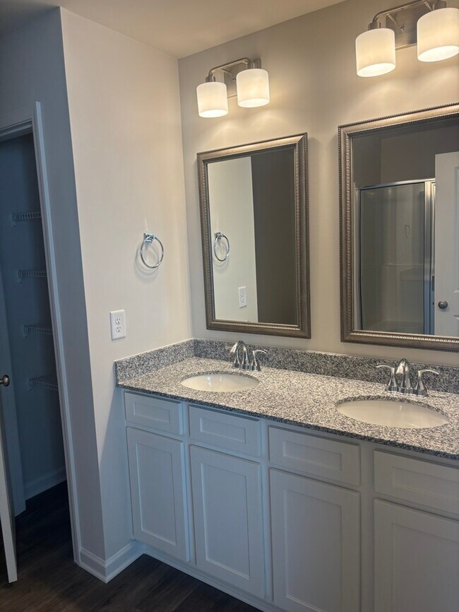 Building Photo - SPacious 3 bedroom 2 1/2 bath home