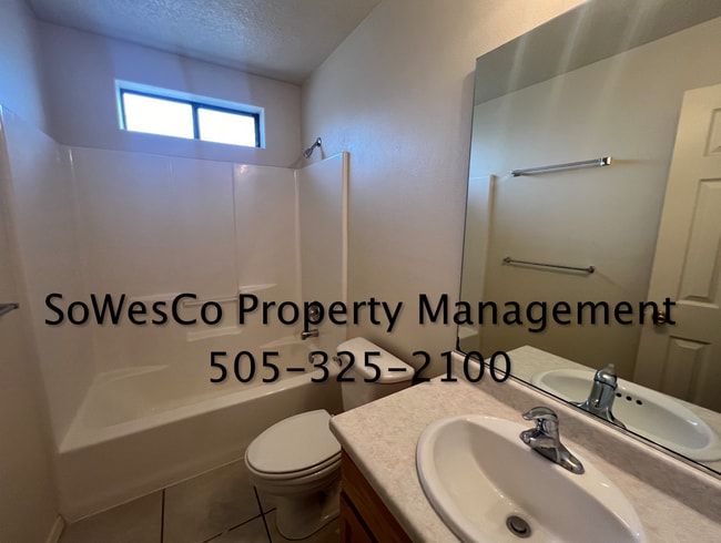 Building Photo - Large Home on West Side of Town