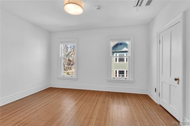 Building Photo - 887 W Ferry St